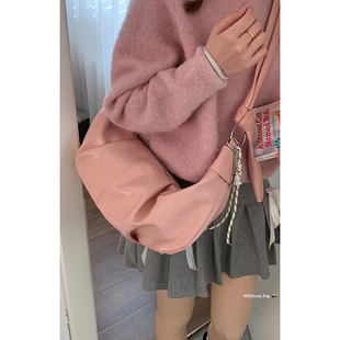 韩国牛角包包女春季2025新款潮时尚褶皱马鞍包休闲大容量斜挎包