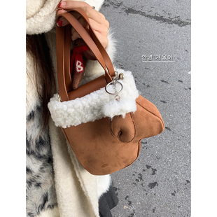 可爱麂皮绒羊羔毛包包女秋冬2025新款潮时尚手套包百搭斜挎手机包
