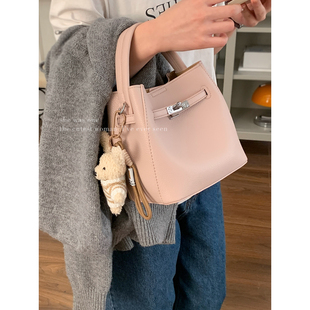 韩国荔枝纹手提水桶包包女2026新款 高级菜篮子包百搭斜挎包 潮时尚