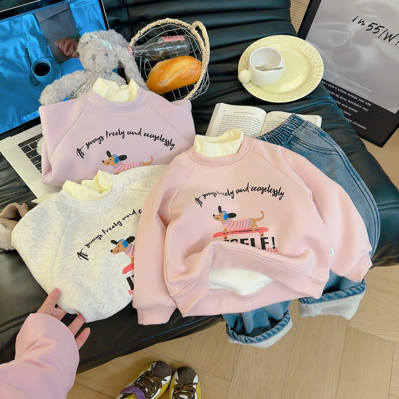儿童卫衣加绒秋冬新款加厚奥粒绒卡通印花女宝宝高领香肠狗卫衣