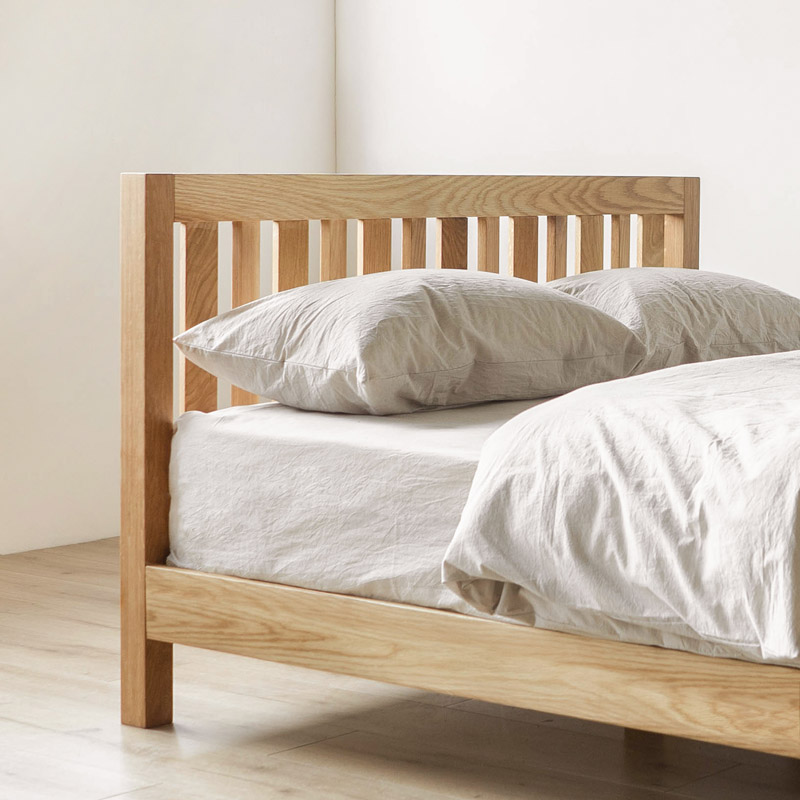 床头镂空设计，大板直拼实木床