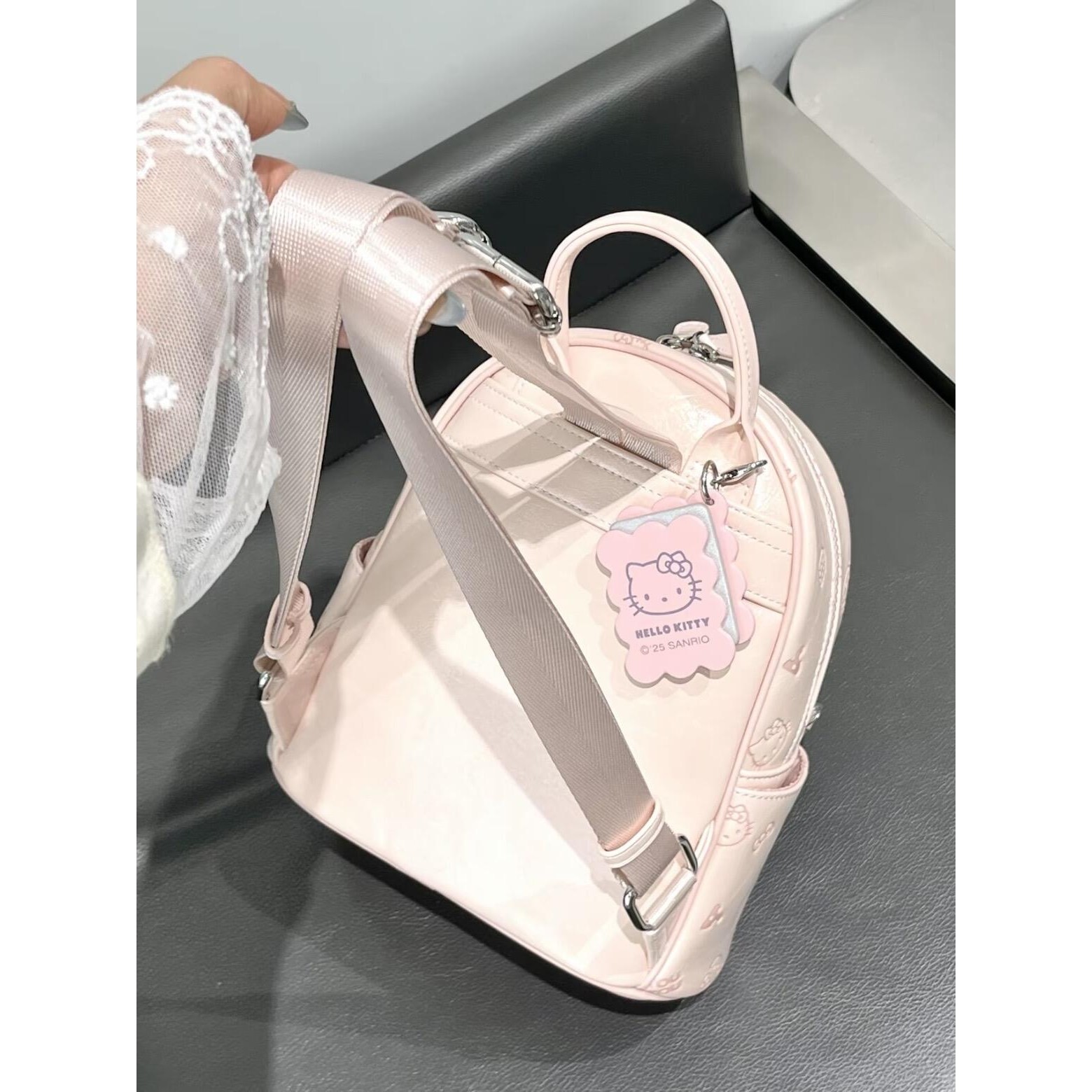 哈喽Kitty双肩包女生旅游轻便背包高颜值大容量学生通勤书包新款