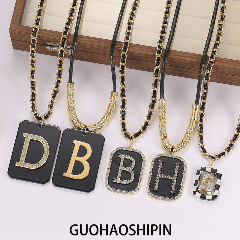 钛钢项链 新款时尚饰品长款项链CD字母黑色方牌吊坠毛衣链 DN042