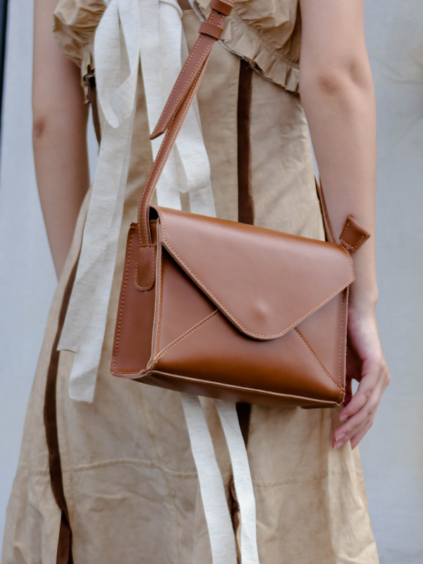 复古牛皮斜挎信封小方包