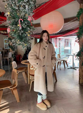 PRISCA/牛角扣羊羔毛羊剪绒大衣女牛角扣减龄皮草外套冬长款加厚