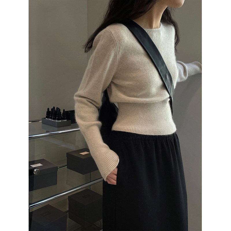 韩系修身收腰正肩针织打底衫女秋冬季软糯浣熊绒毛衣内搭短款上衣