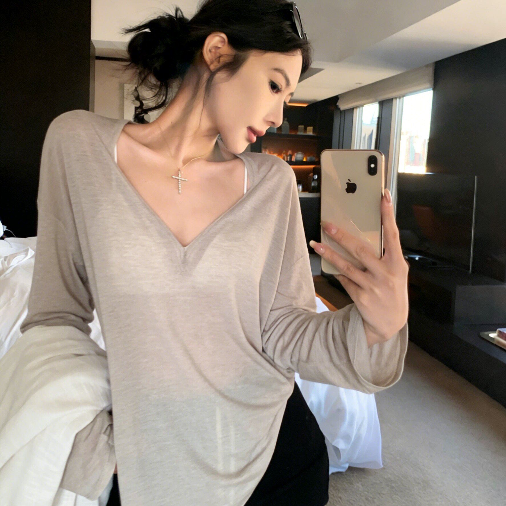 松弛感慵懒风v领长袖t恤女夏穿搭卡其色宽松套头罩衫薄纱微透上衣