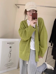 牛油果绿v领毛衣外套女秋冬季高级感宽松慵懒风针织开衫加厚上衣
