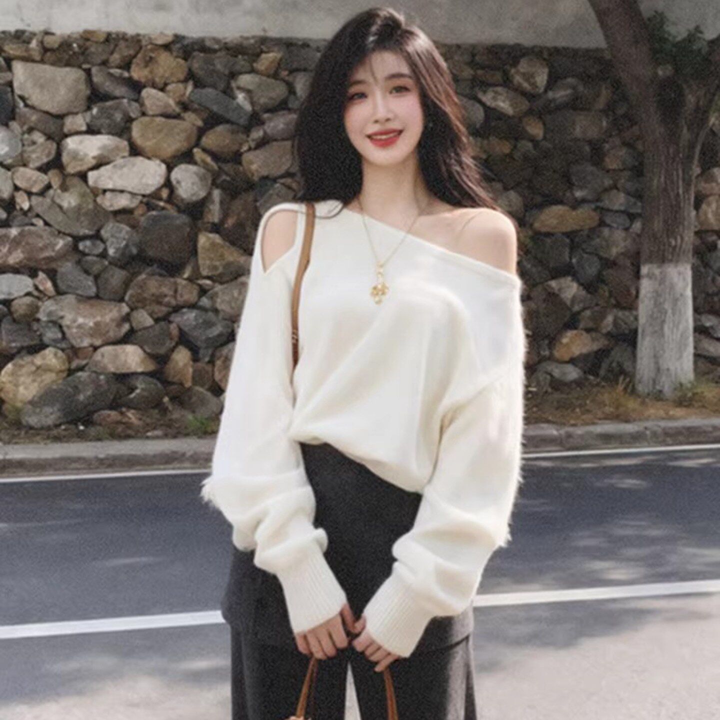 法式白色一字斜肩毛衣女秋冬季设计感宽松软糯针织衫内搭露肩上衣