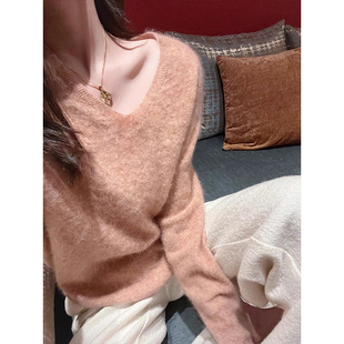 韩系高级感粉色v领毛衣女秋冬巨好看宽松软糯针织衫内搭打底上衣