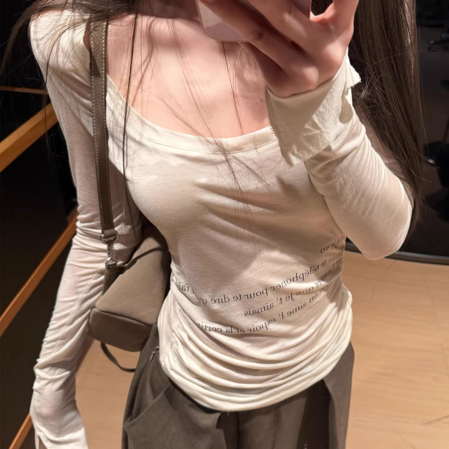 复古字母印花大U领长袖t恤女罩衫