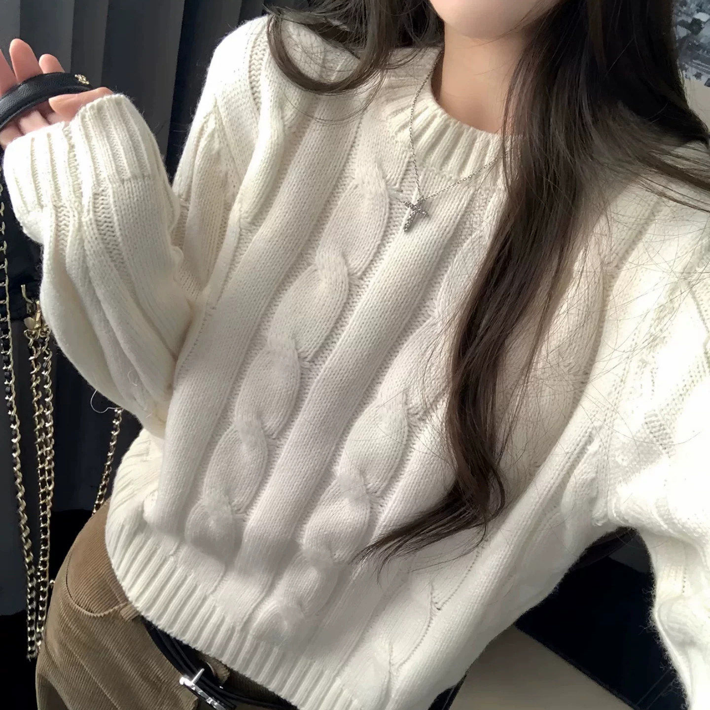 韩系慵懒风白色绞花套头圆领毛衣