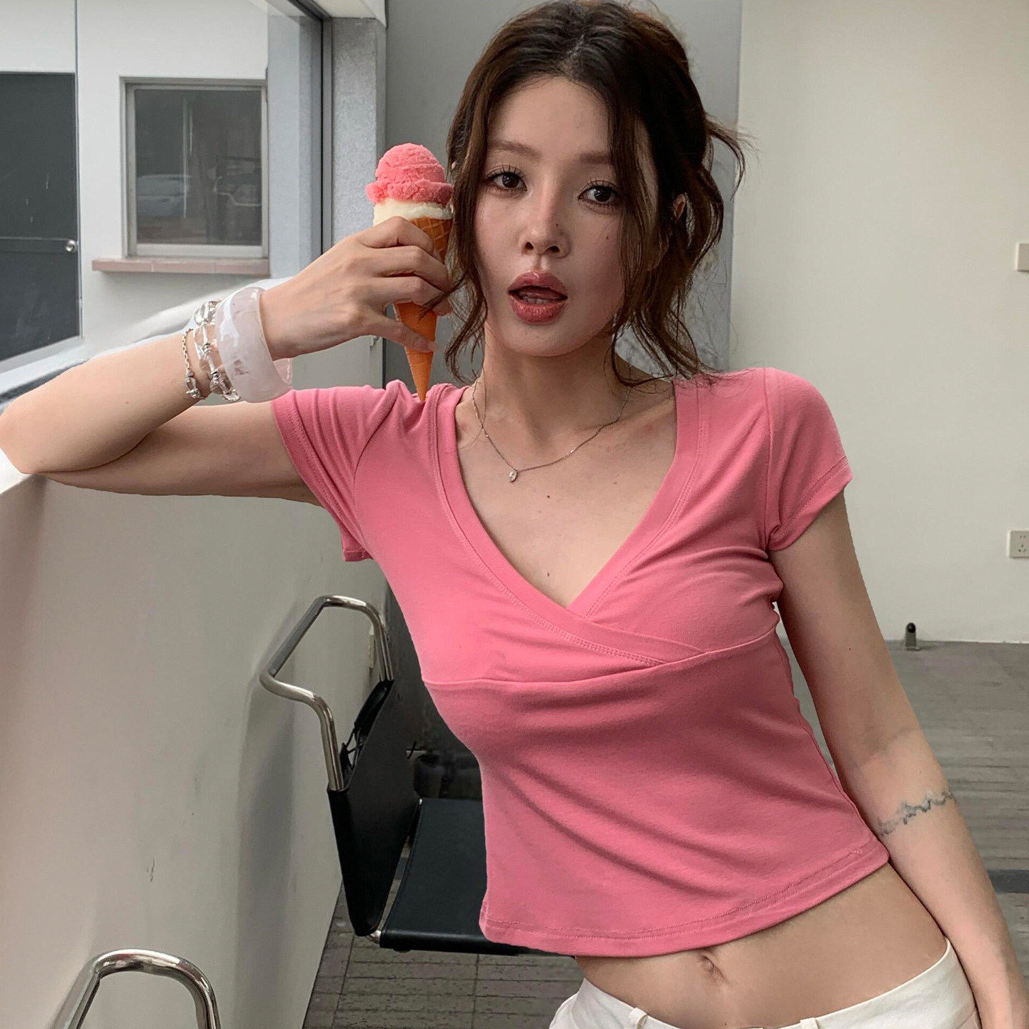 美式辣妹v领正肩短袖t恤女夏季小个子穿搭露脐短款独特漂亮小上衣