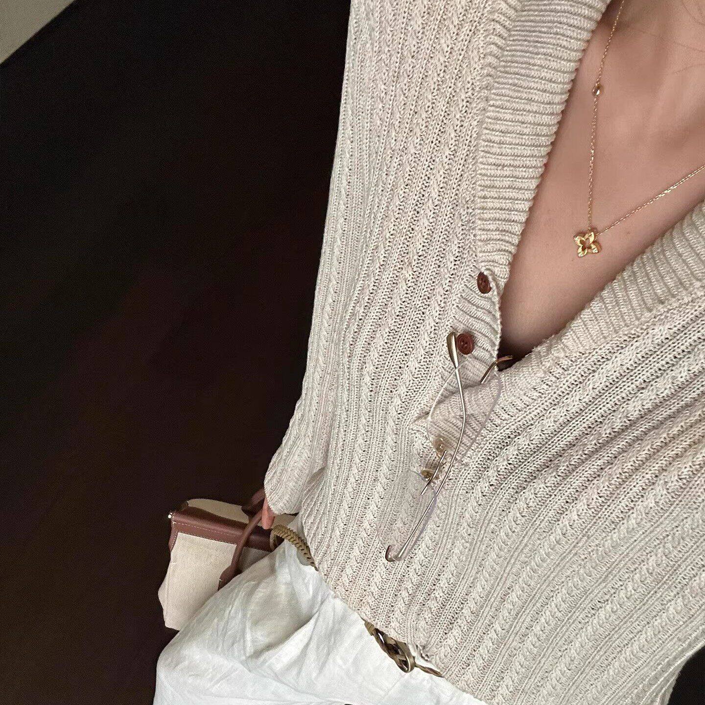 老钱风杏色v领长袖针织衫女春季穿搭淡人高知修身内搭打底衫上衣