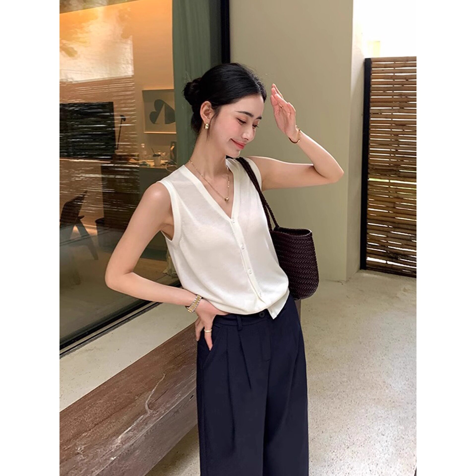 极简v领冰丝针织背心无袖短上衣