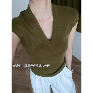 法式橄榄绿色v领短袖针织衫女夏高级感修身小飞袖t恤冰丝短款上衣