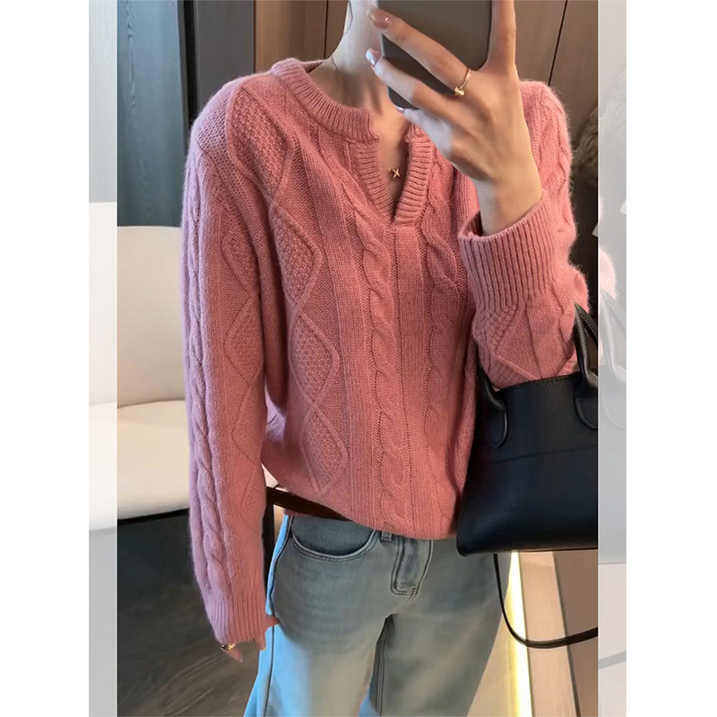 高级感粉色v领麻花毛衣女秋冬老钱风宽松软糯针织衫内搭打底上衣