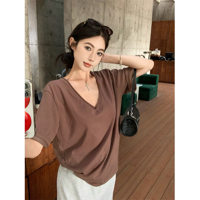 慵懒松弛感咖色v领正肩短袖t恤女夏季穿搭大领口宽松显瘦体恤上衣
