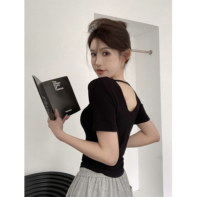 辣妹黑色u领露背正肩短袖t恤女夏季小心机修身掐腰短款垫肩上衣薄