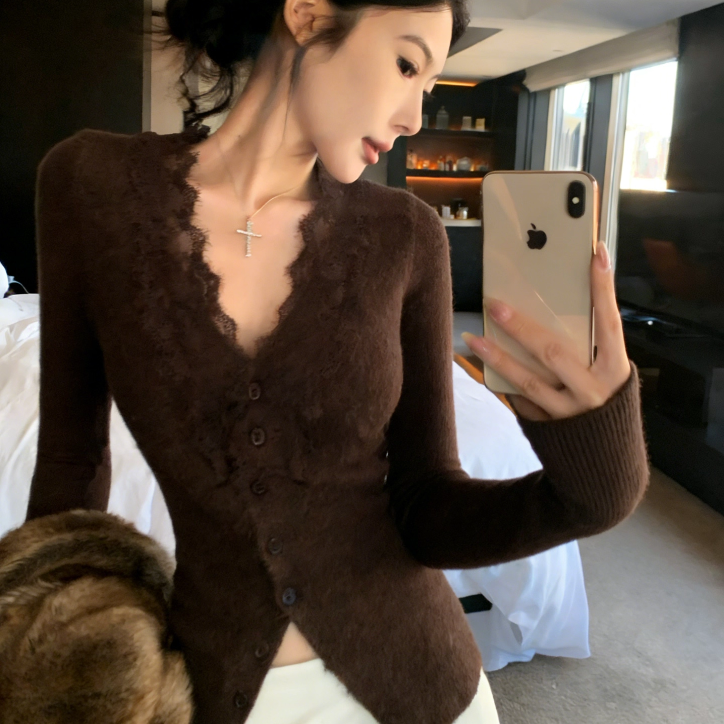 美拉德咖色v领蕾丝针织开衫女秋冬高级感修身内搭打底毛衣小上衣