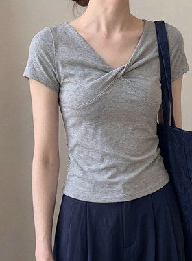 辣妹灰色v领扭结短袖t恤女夏季设计感小众修身通勤百搭体恤小上衣