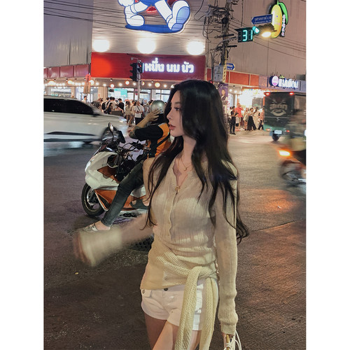 3/13  10AM  徐琳「雾中系结」早春微透半开领针织坑条两件套上衣