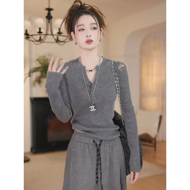 灰色镂空半开领长袖针织衫女秋冬新款设计感修身显瘦打底洋气上衣