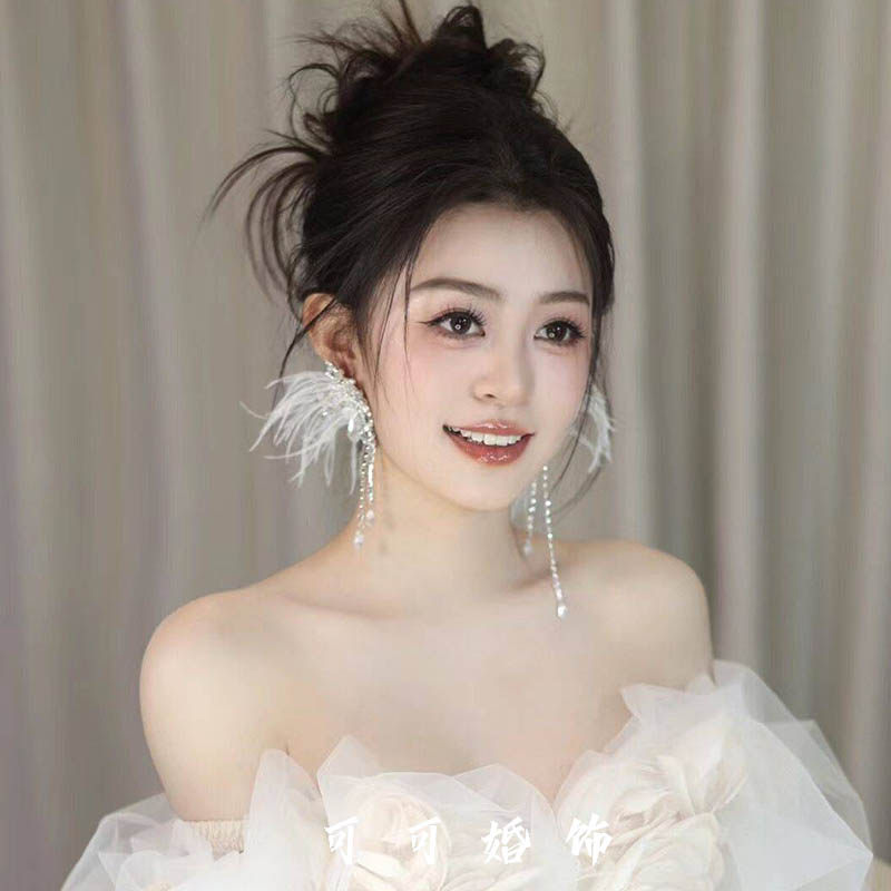 新款白色羽毛银针耳钉耳环女轻奢新娘蝴蝶流苏不对称婚纱礼服耳饰