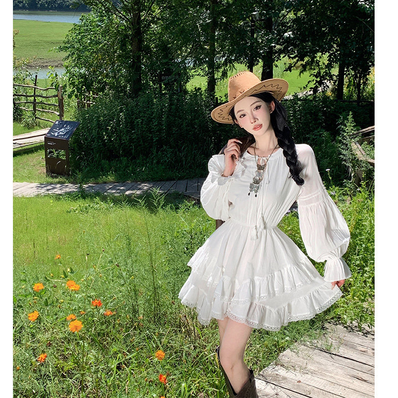西北旅游穿搭不规则蛋糕连衣裙收腰显瘦百搭白色长袖短裙
