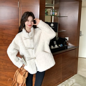 韩系羊羔毛外套女短款温柔米白色皮扣开衫冬季新款上衣，女装短外套，慧峰