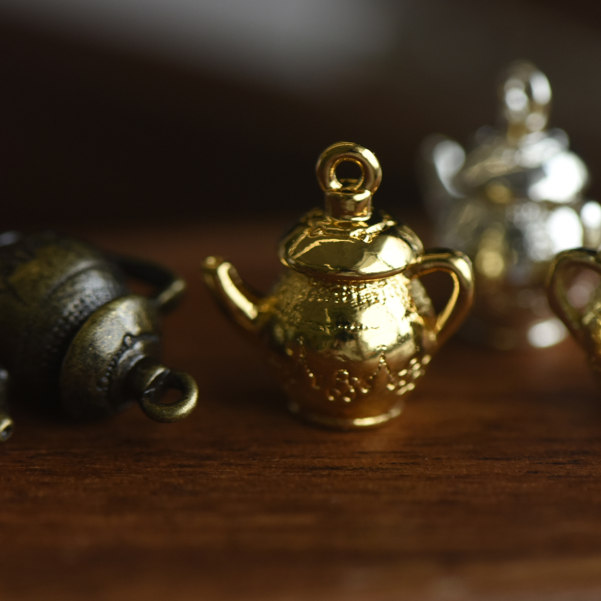 黄铜镀金爱丽丝梦游仙境茶壶挂件