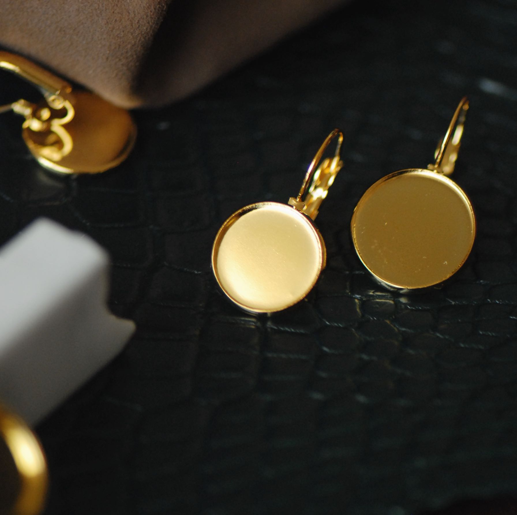 金色法式圆形镶嵌底座镜面耳环