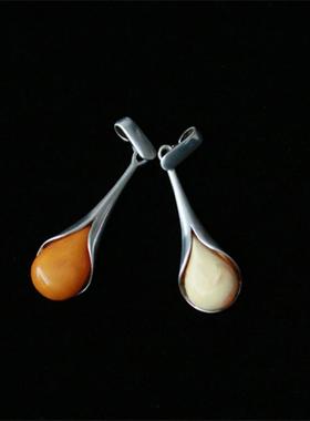 欧洲镶嵌水滴形天然老蜜蜡吊坠