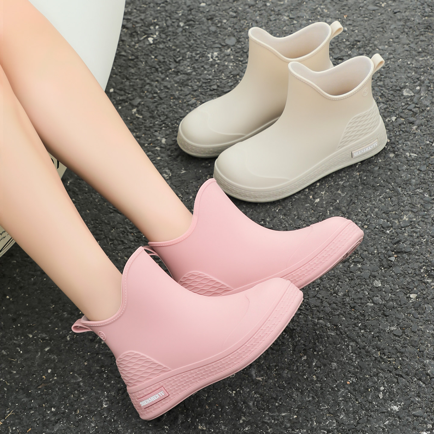 2026新款短筒雨鞋女生夏季防雨防水防滑厨房舒适软底水鞋套筒雨靴