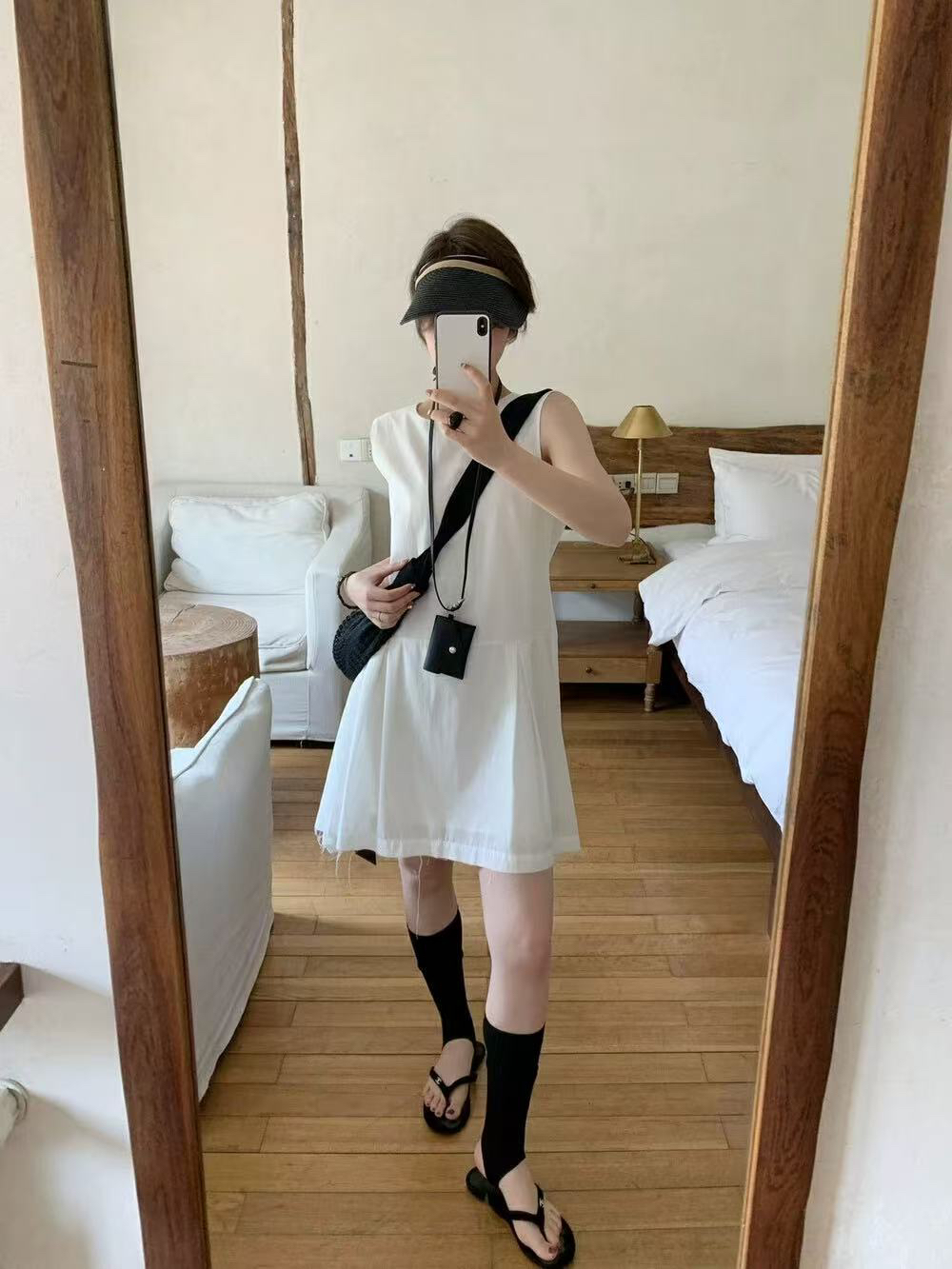 ENJOYABLE韩货 棉麻后背镂空毛边设计连衣裙 配挂脖包