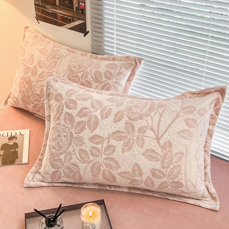 立体雕花加厚牛奶绒枕头套一对装