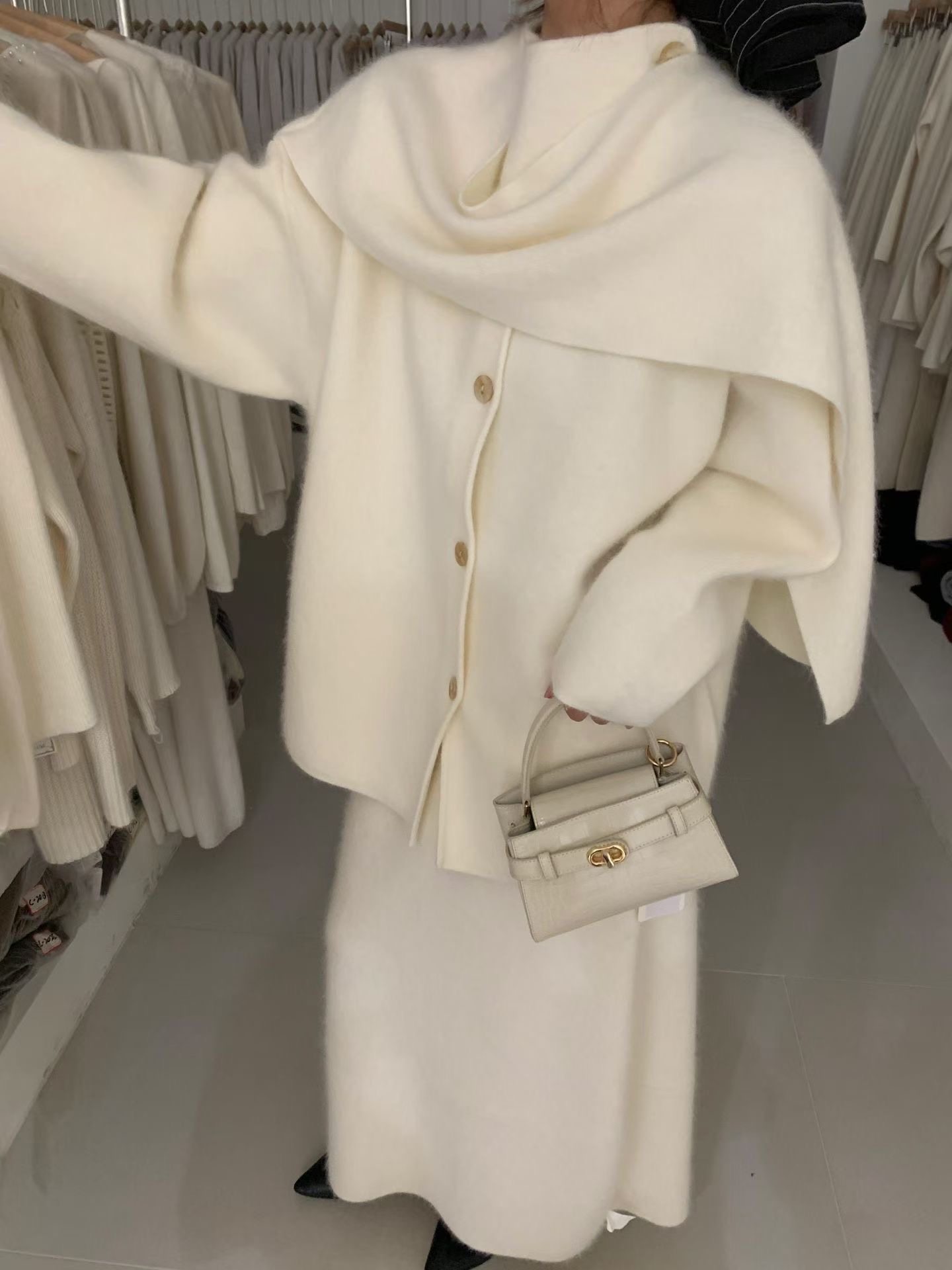 Mone 2025冬季新款韩系简约百搭圆领宽松围巾款浣熊开衫