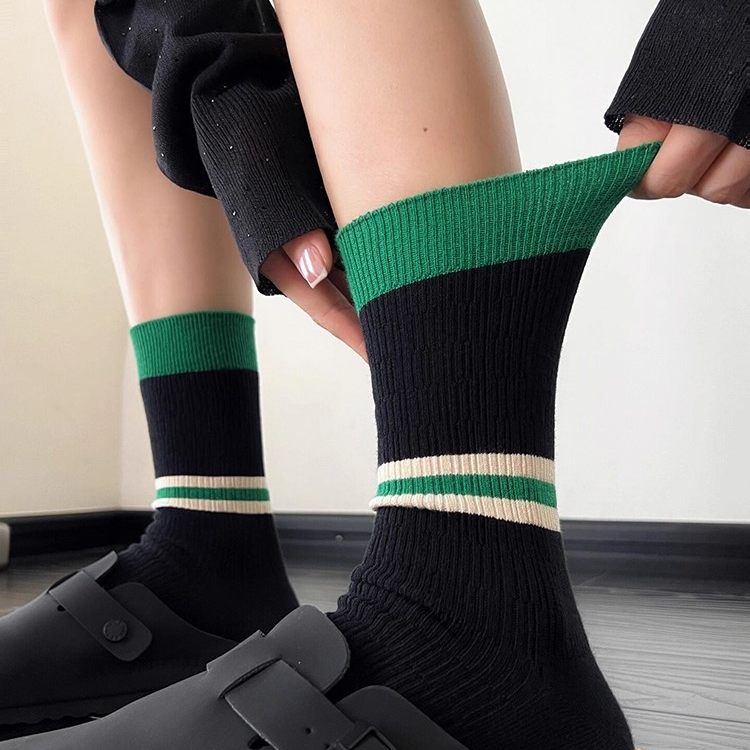 冬暖森系复古拼接袜子女中筒袜条纹黑绿日系百搭潮流长袜棉透气