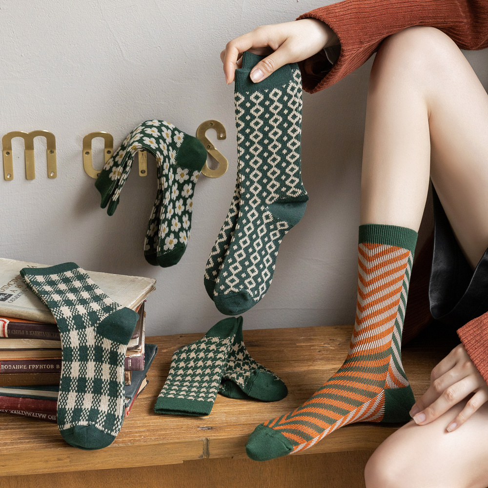绿色民族风英伦复古中长筒棉袜