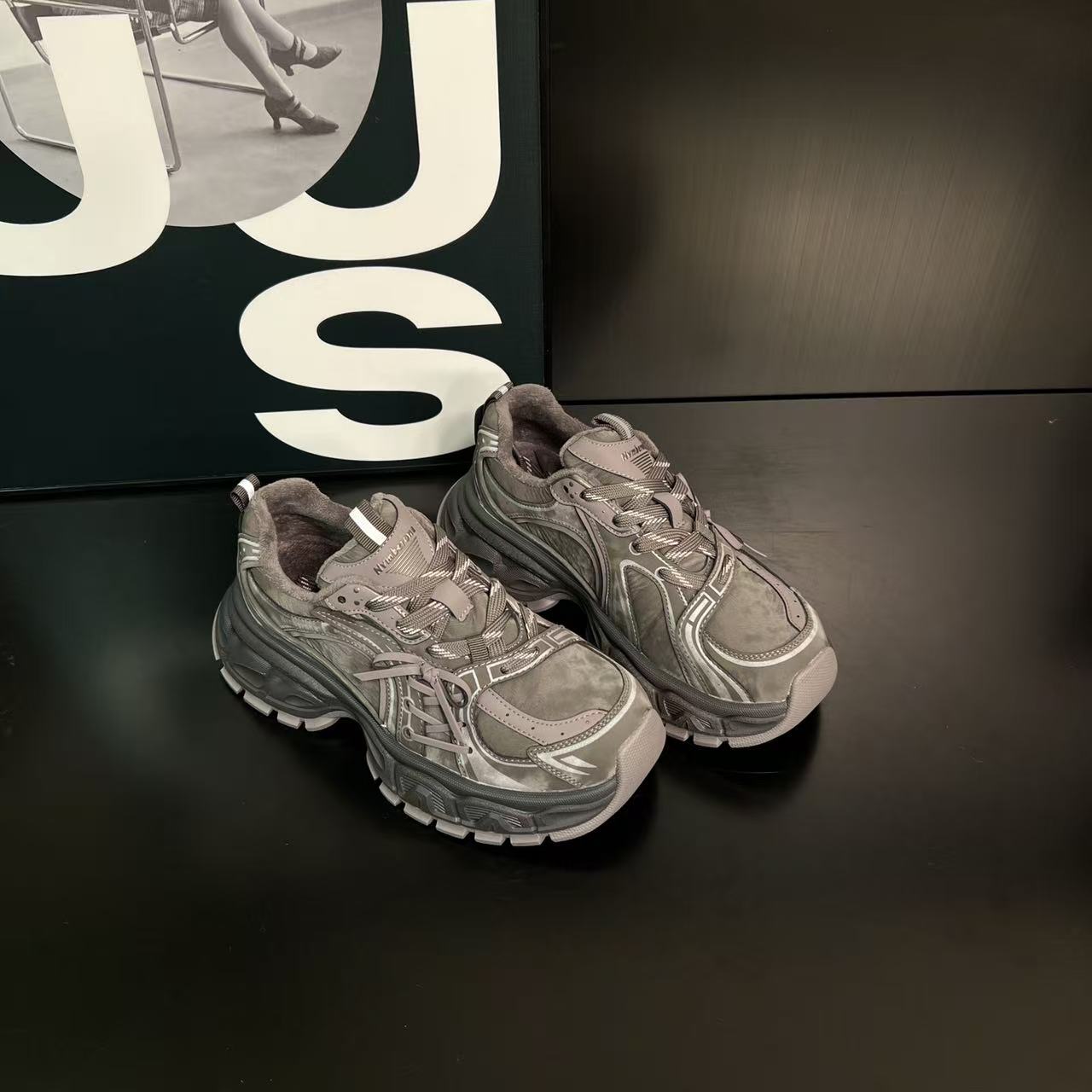 2025冬季新款舒适圆头深口系带休闲老爹鞋运动松糕底女加绒跑步鞋