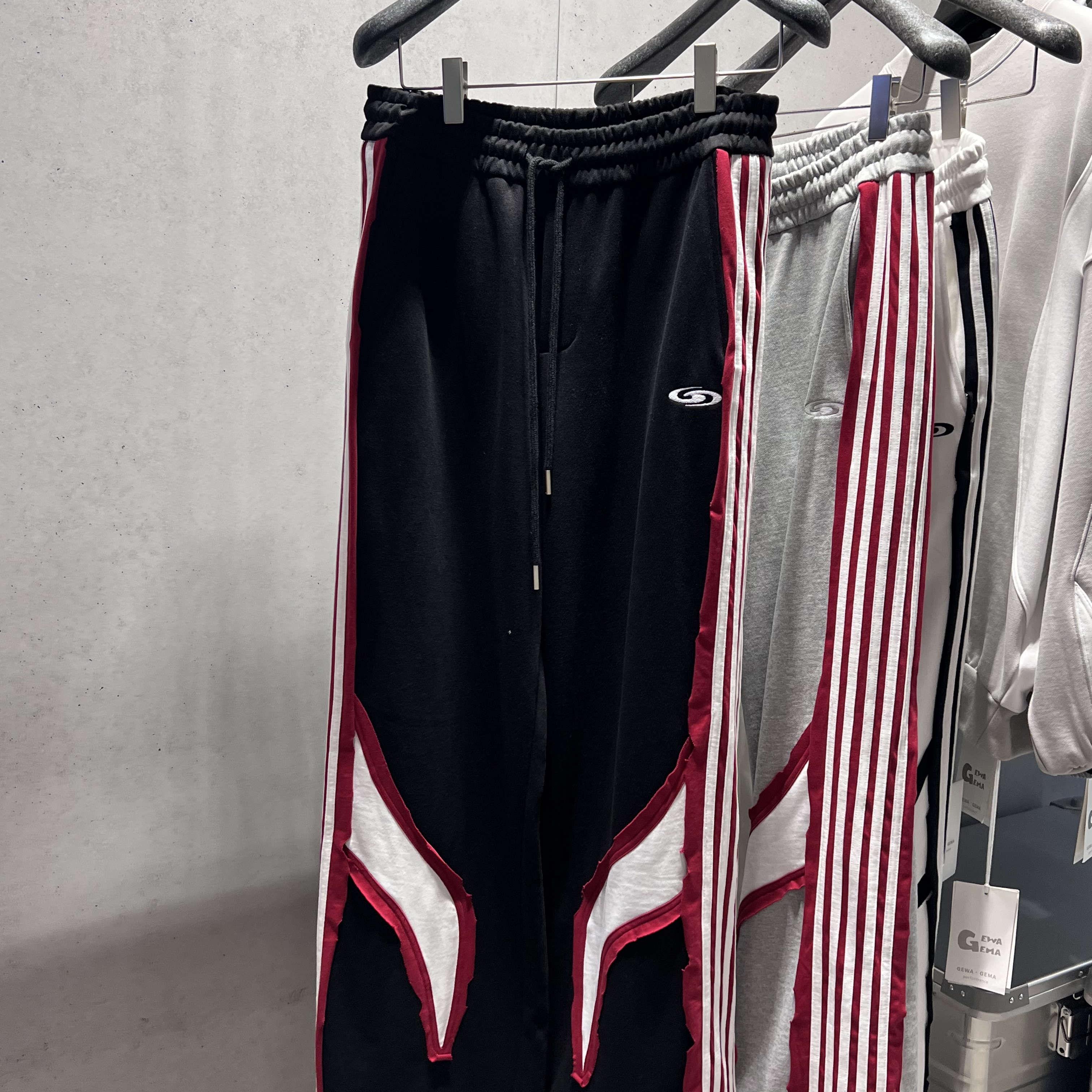 GEWAGEMA2025秋冬侧边条纹卫裤