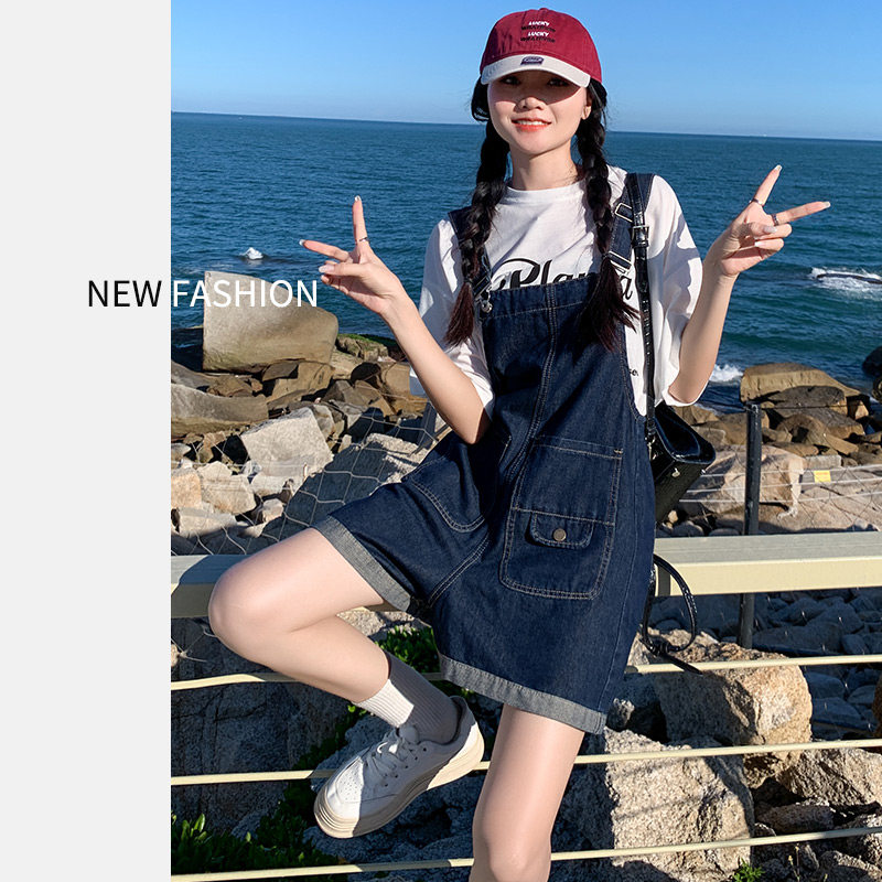 深蓝色牛仔背带短裤女图片