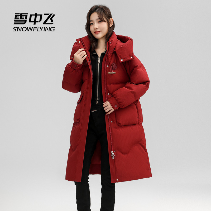 雪中飞2025秋冬新款女士羽绒服中长款牛角扣廓形简约过膝保暖红