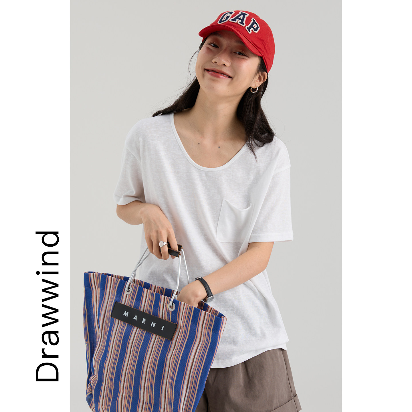画风drawwind2026夏季新款麻感卷边T恤女宽松U领口袋印花短袖上衣