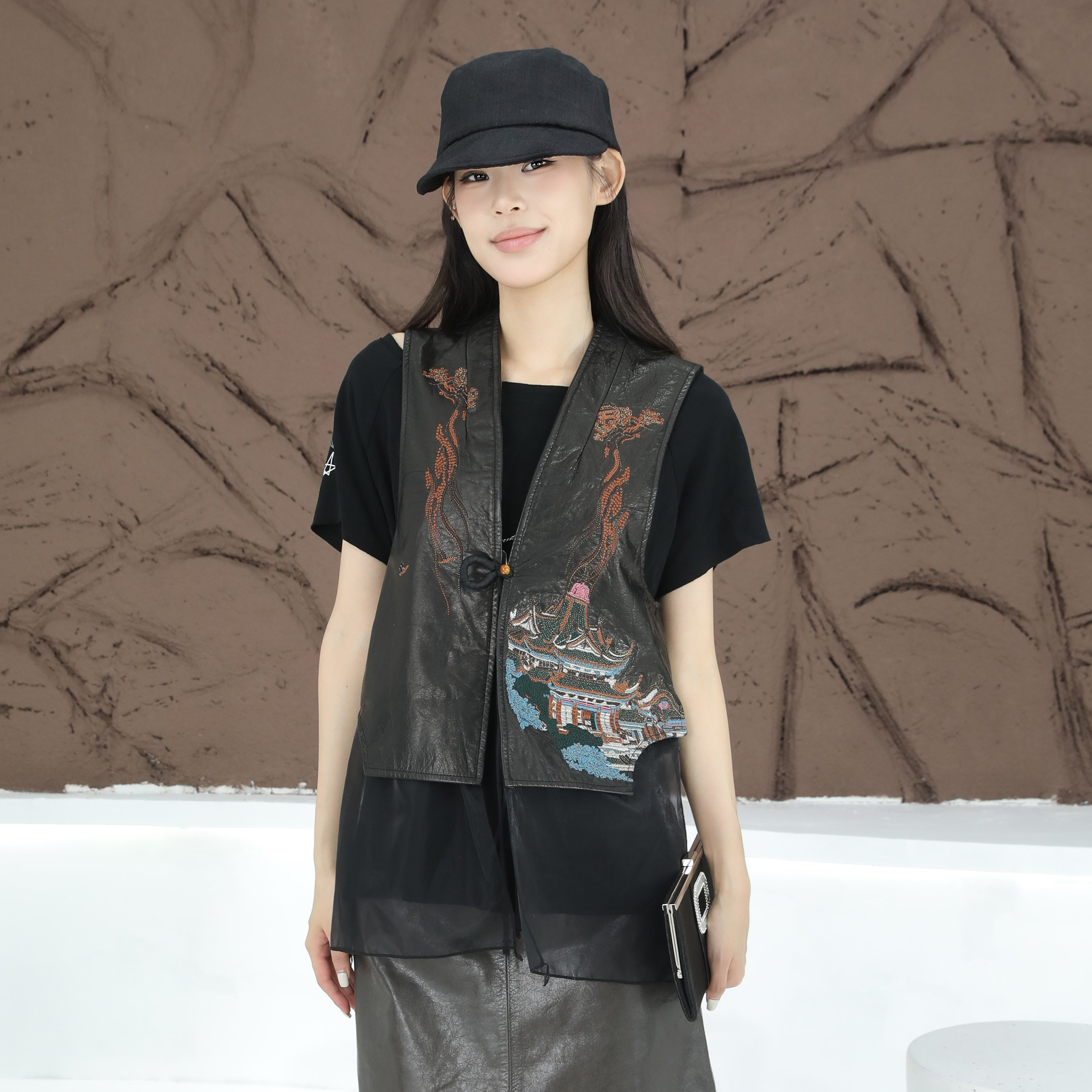 新中式真皮V领重工刺绣马甲女