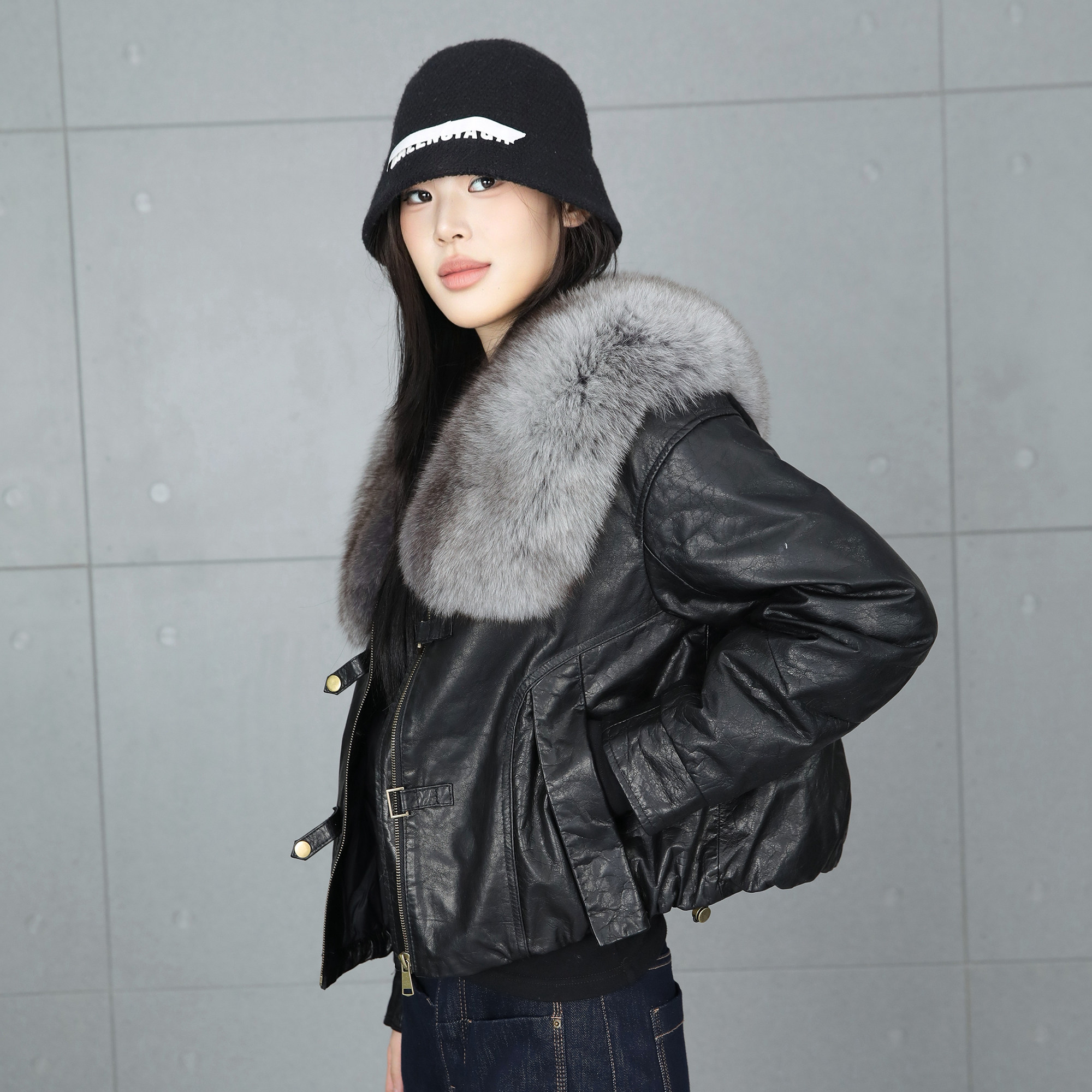 羽绒皮衣女短款2025年冬季新款狐狸毛领机车外套油蜡皮黑色皮夹克