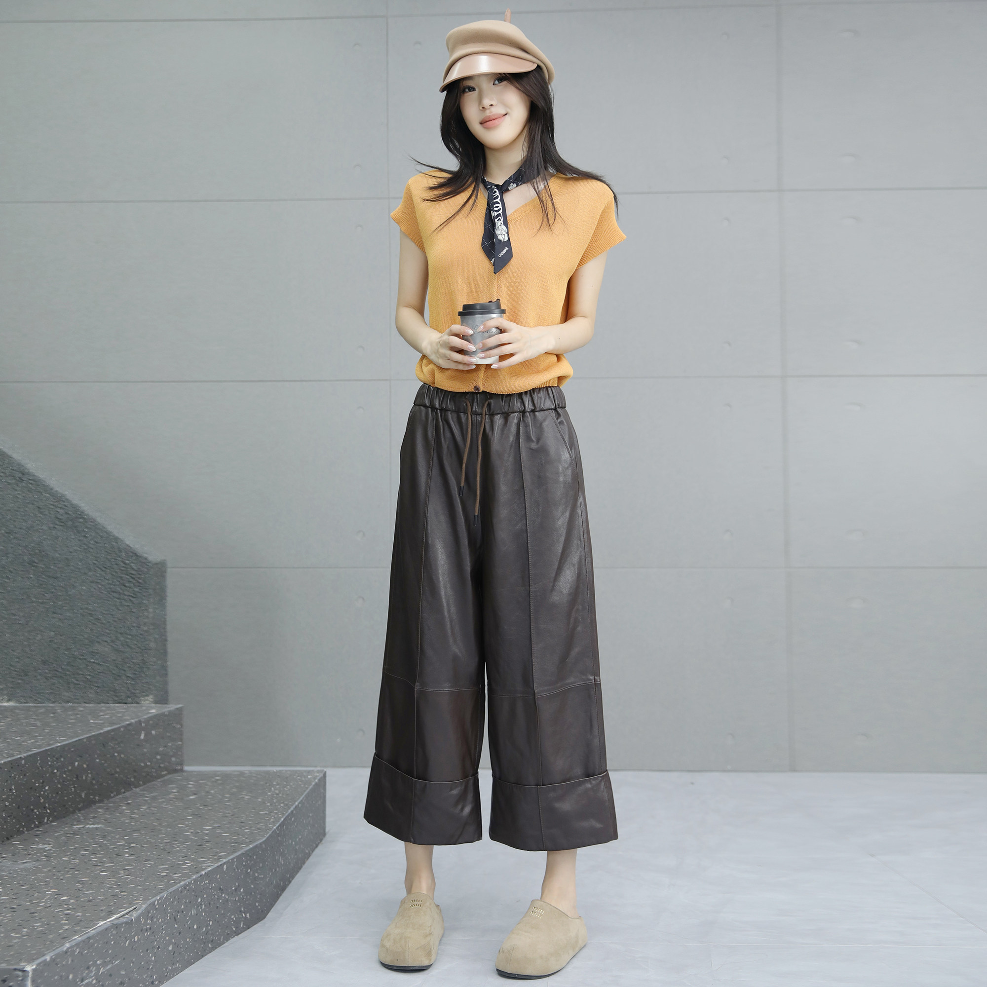 油蜡皮皮裤女新款咖色直筒裤松紧腰八分裤牛皮小个子往脚阔腿裤潮