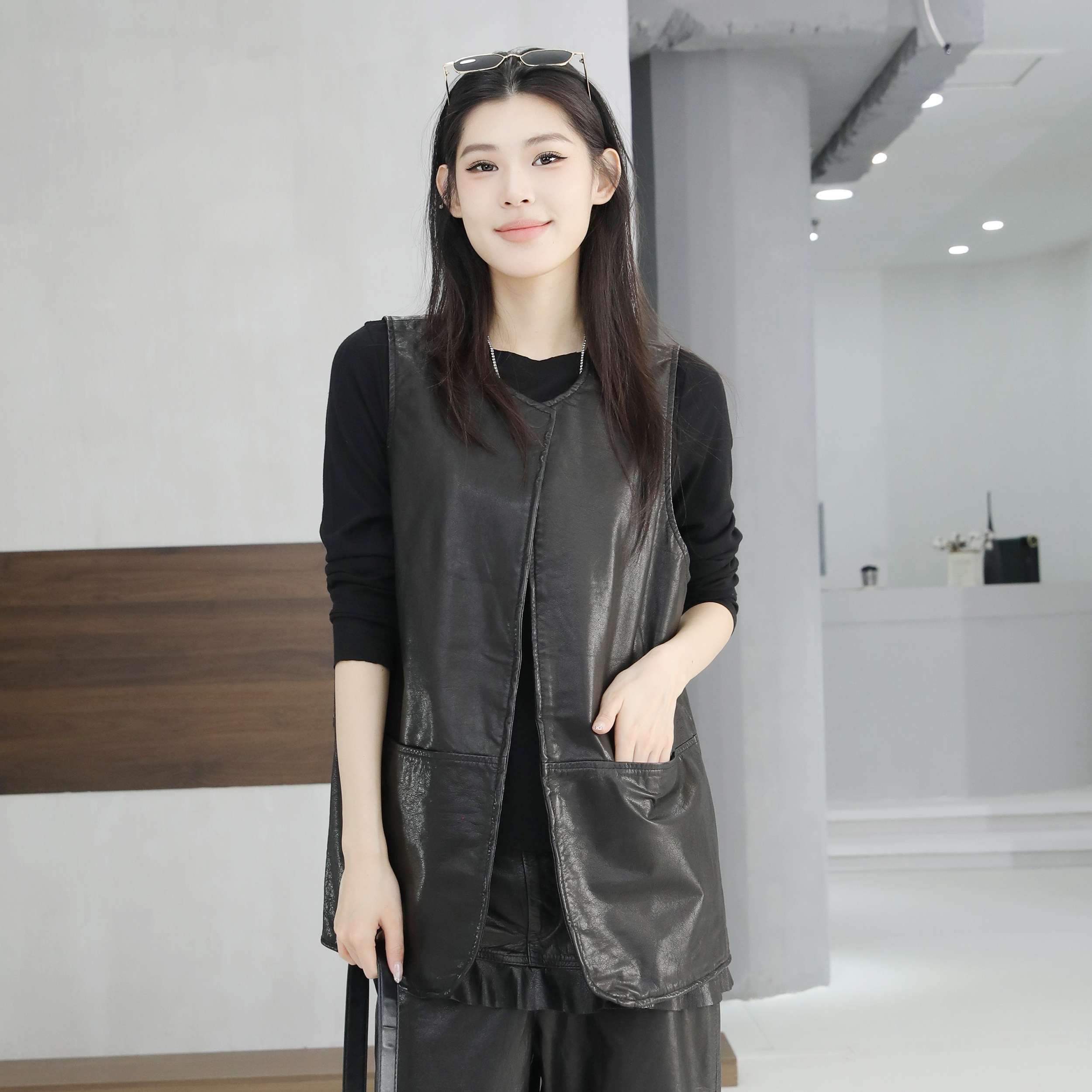 黑色真皮圆领修身显瘦马甲女款