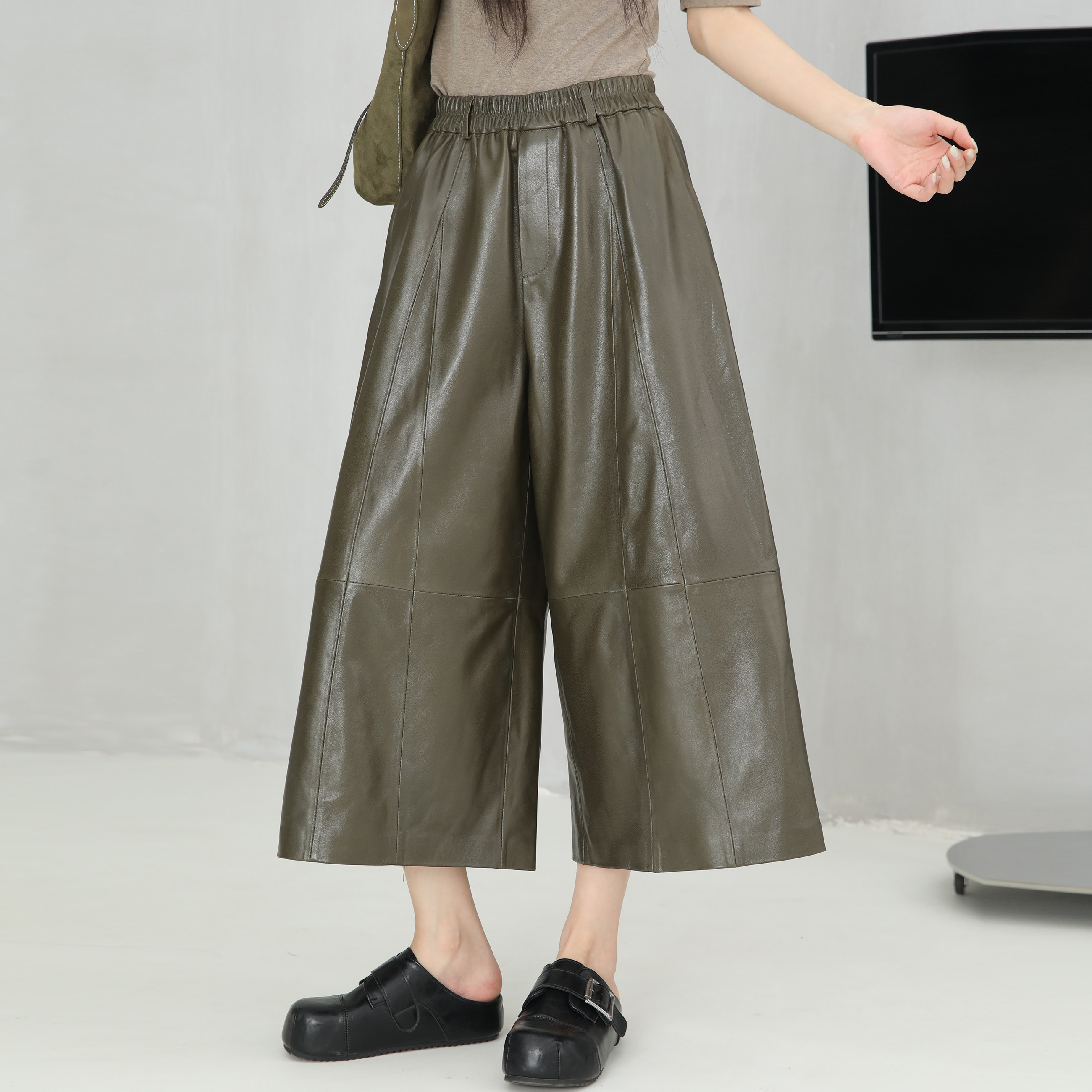 高腰阔腿绵羊皮垂感休闲皮裤女