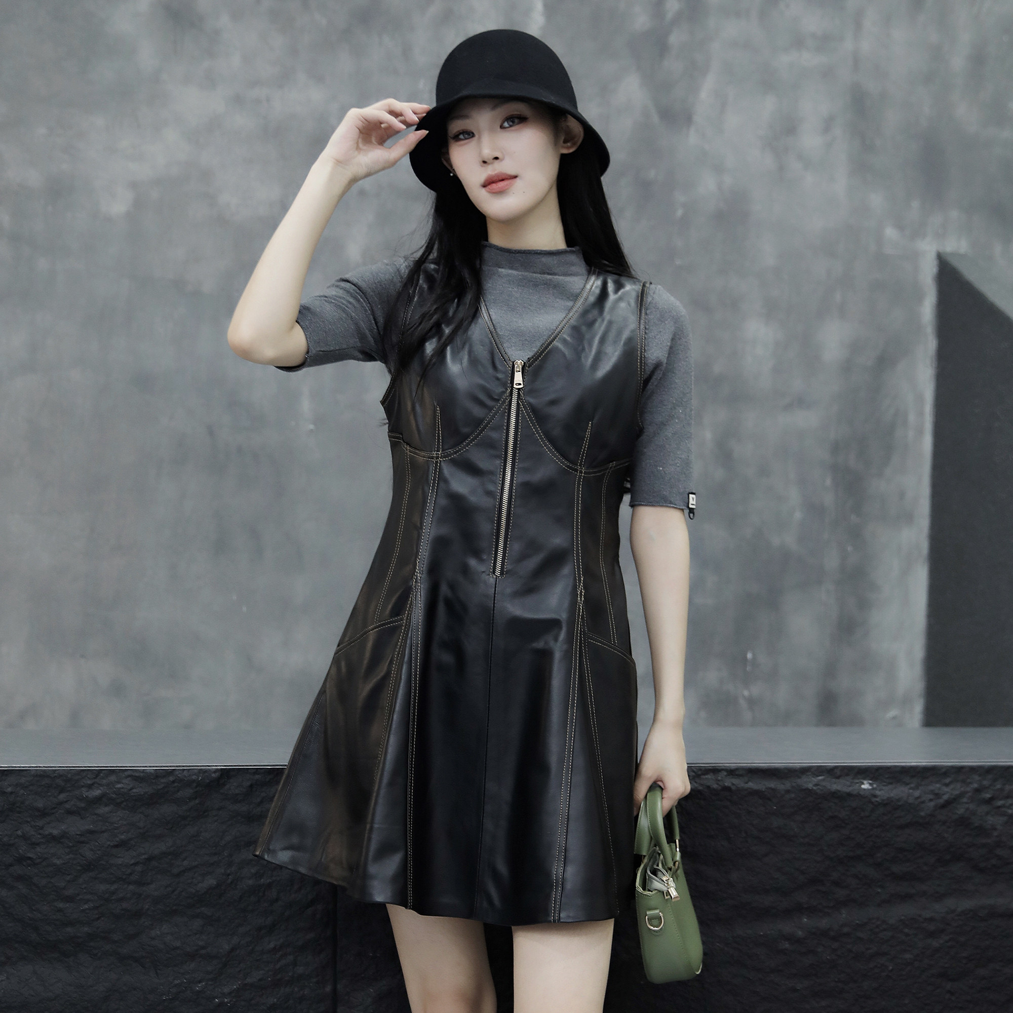 黑色连衣裙女2025秋季新款绵羊皮V领拉链皮裙真皮A字裙修身背心裙